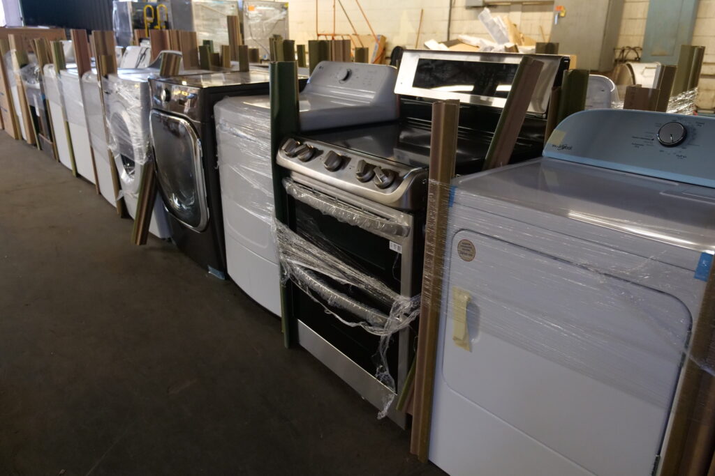 896 Liquidation Full Truckload of 48 Scratch & Dent Kitchen and