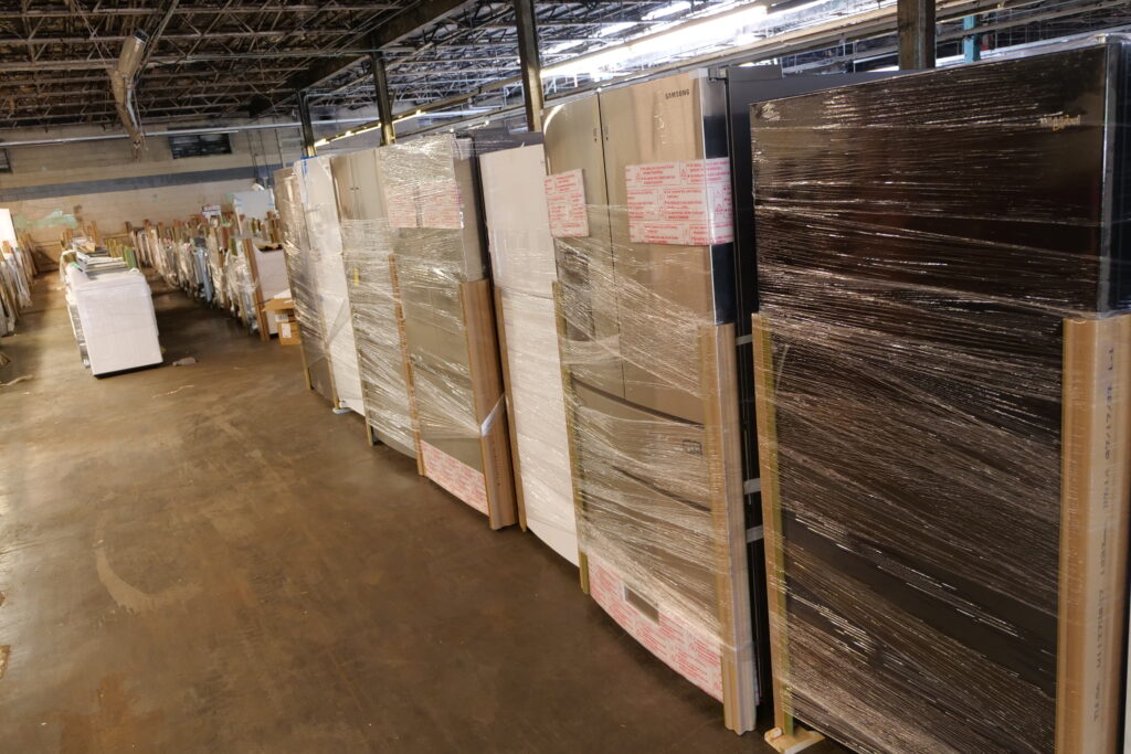 902 Liquidation Full Truckload of 40 Scratch & Dent Kitchen and